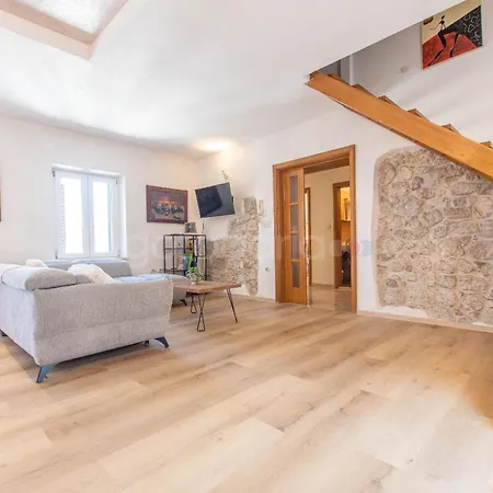 Vlove Story - Luxury Downtown Apartment