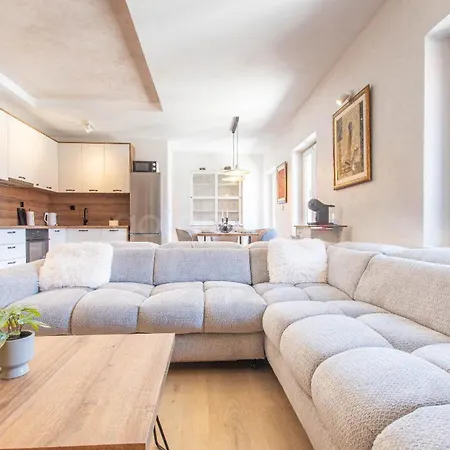 Vlove Story - Luxury Downtown Apartment